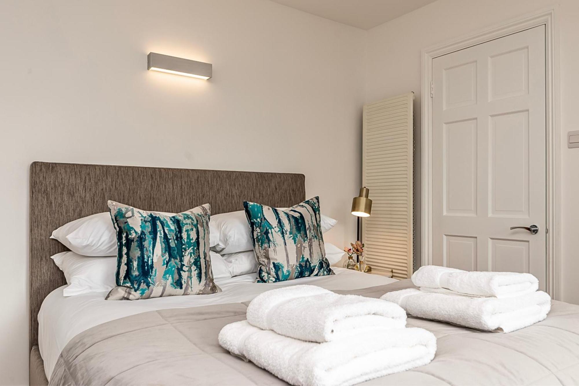 The Secret Kensington Garden Mews-2 Bedroom Full House-2 Train Lines- Spacious-Kings Road- Harrods -Chelsea Stadium-Private Small Patio Londra Esterno foto